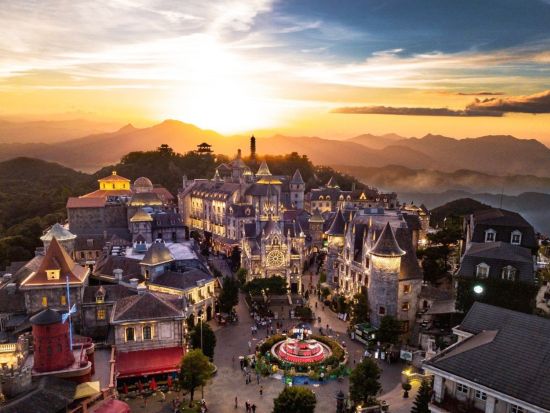 話題のバーナーヒルズ＋世界最長ロープウェイ＋ギネス級の空中散歩　夜のライトアップが楽しめる夕方入場プランあり＜日本語／基本アトラクション込み／ダナン発＞