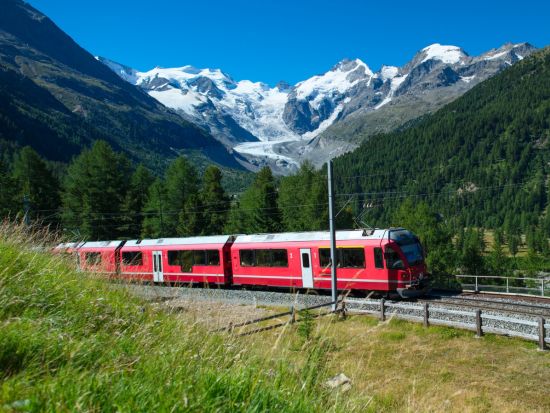 ベルニナ普通列車で行く！スイス日帰りツアー　ガイド付きで安心！窓をオープンできるベルニナ線で行くのんびり鉄道旅＜英語ガイド／ミラノ発＞