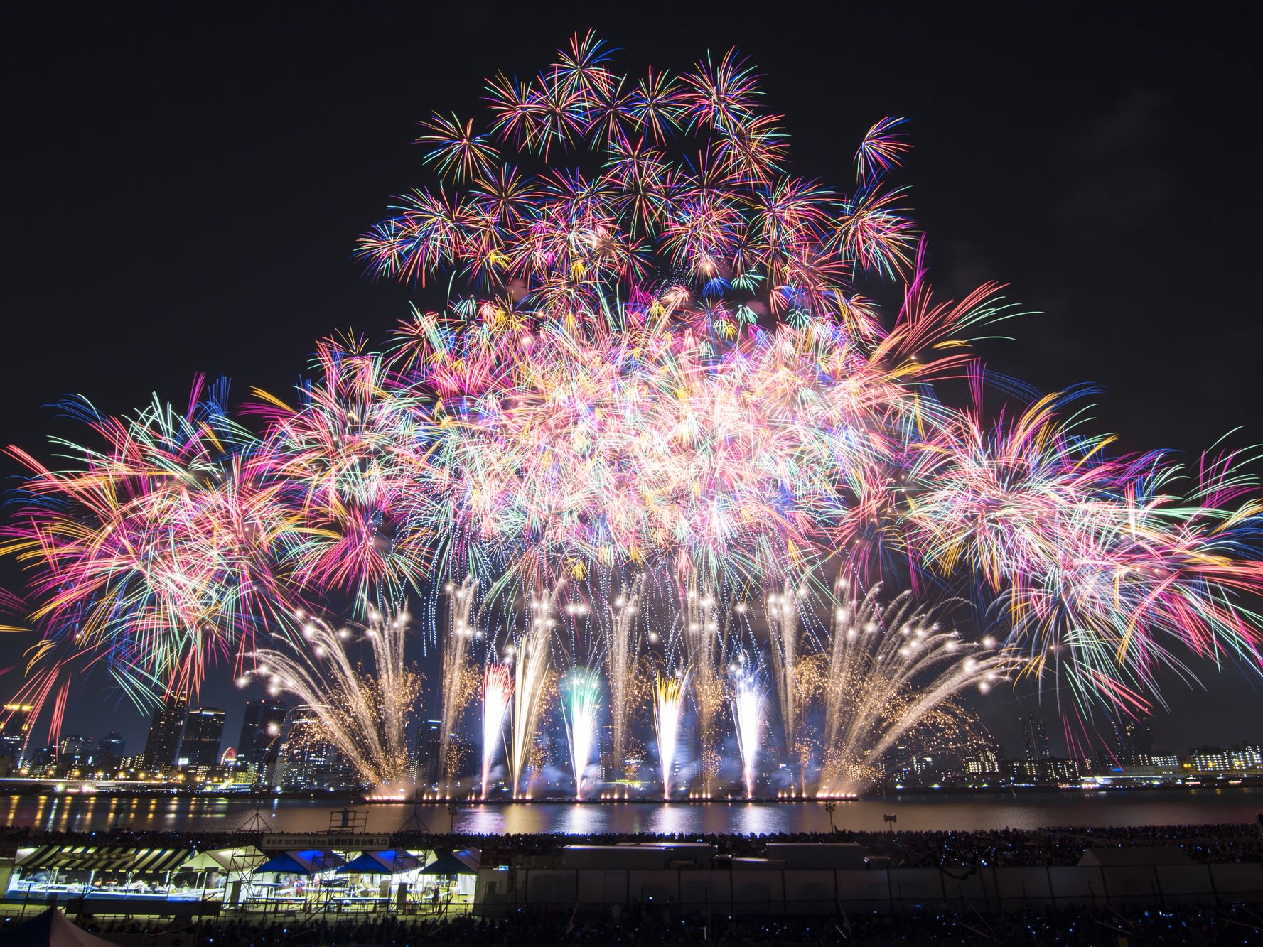 第36回 なにわ淀川花火大会 観覧席チケット（2024/8/3限定）＜団体席／お弁当・お茶付／当日受取＞ |  大阪の観光&遊び・体験・レジャー専門予約サイト VELTRA(ベルトラ)