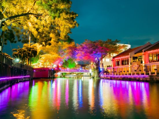 ナイトマラッカツアー 幻想的な海辺のモスクと週末限定のナイトマーケットを満喫＜金・土・日限定催行／日本語ガイド＞