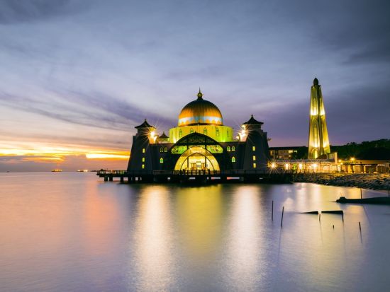 ナイトマラッカツアー 幻想的な海辺のモスクと週末限定のナイトマーケットを満喫＜金・土・日限定催行／日本語ガイド＞