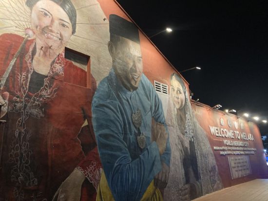 ナイトマラッカツアー 幻想的な海辺のモスクと週末限定のナイトマーケットを満喫＜金・土・日限定催行／日本語ガイド＞