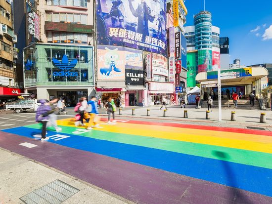 西門町_レインボー横断歩道_pixta_110096154_M