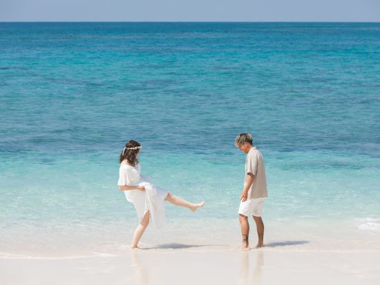 ウェディングフォトシンプルプラン 渡口の浜や17ENDなどご希望の場所で撮影可能！ロングベール無料貸出付き！＜1時間／100カット／宮古島＞