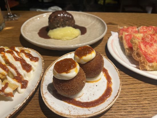 スペインの食を知るガストロノミックタパスツアー　地元エキスパート厳選バル3軒＋市場ツアー＜貸切／食事・ドリンク込／英語または日本語＞