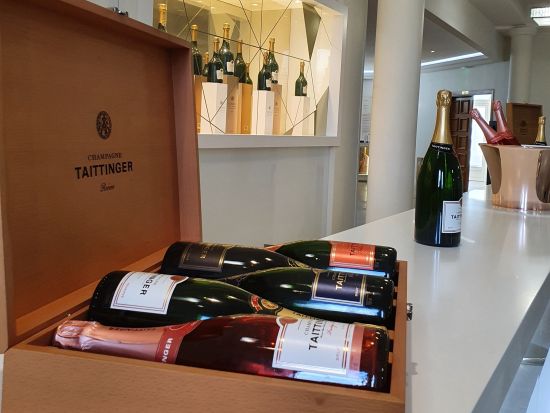 シャンパーニュ地方　家族経営のワイナリー2軒見学＆試飲＜午前／ランス発／英語ガイド＞