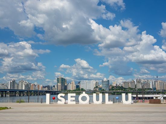 Korea_Seoul_Han River_I SEOUL U_shutterstock_1169041864