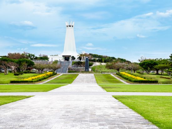 バスガイドと行く♪おきなわワールドと戦跡を巡るバスツアー  たっぷり時間を使って沖縄の歴史や風景に触れる沖縄南部旅＜1日／昼食込／那覇発＞