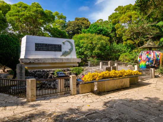 バスガイドと行く♪おきなわワールドと戦跡を巡るバスツアー  たっぷり時間を使って沖縄の歴史や風景に触れる沖縄南部旅＜1日／昼食込／那覇発＞