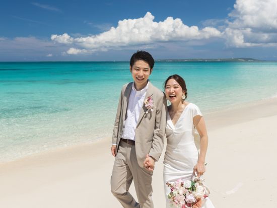 ウェディングムービープラン 宮古島屈指の最高のロケーションで思い出のワンシーンを映像に残す！ロングベール無料貸出付き＜2～3時間／宮古島＞