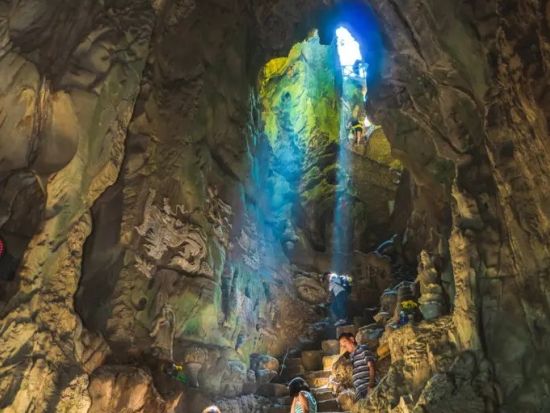 ダナン市内半日観光ツアー　五行山＋ダナン大聖堂+ドラゴン橋＆愛の桟橋＋ハン市場散策　カメラマン写真撮影付きプランあり＜日本語ガイド／午前／混載または貸切＞