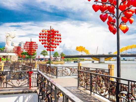 ダナン市内半日観光ツアー　五行山＋ダナン大聖堂+ドラゴン橋＆愛の桟橋＋ハン市場散策　カメラマン写真撮影付きプランあり＜日本語ガイド／午前／混載または貸切＞