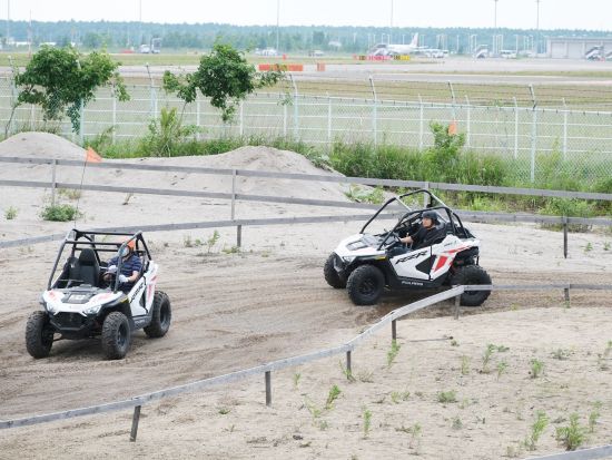 SSVバギー体験 2名乗車可能！隣に座って楽しむことのできるSSV（サイド・バイ・サイド）バギーに挑戦　凸凹道やカーブコースも♪＜12歳以上／新千歳空港送迎可＞