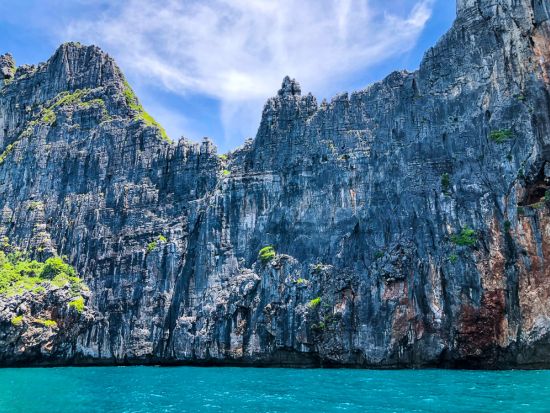 【1日1組限定】タイ伝統のロングテールボートで楽しむピピ島プライベートツアー！大型ボートでは行けない穴場スポットも♪　プーケット送迎あり＜ピピ島発＞