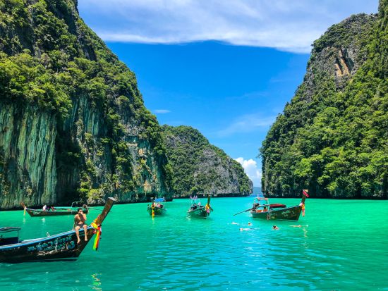 【1日1組限定】タイ伝統のロングテールボートで楽しむピピ島プライベートツアー！大型ボートでは行けない穴場スポットも♪　プーケット送迎あり＜ピピ島発＞