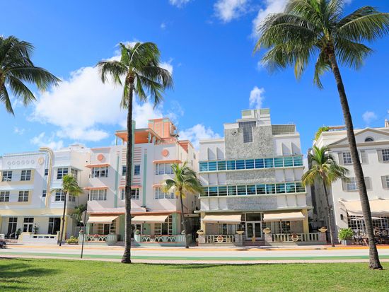 USA_Miami_Miami Beach_Ocean Drive_pixta_98490676_M