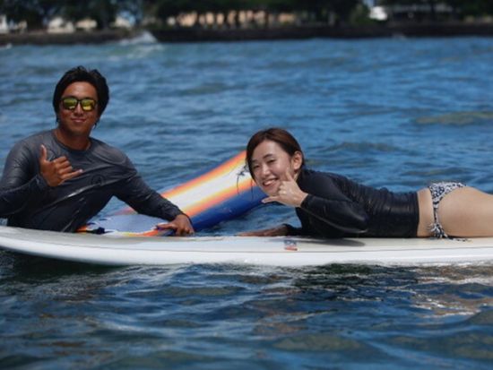 アラモアナビーチ　サーフィンレッスン　少人数制グループレッスンまたはプライベートレッスン！＜150分／日本語／ホテル送迎可＞