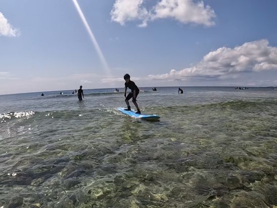 サーフィン体験 沖縄の海ではじめてのサーフィンを楽しむ 小さなお子様もご参加可能 写真無料プレゼント＜4歳～／1時間半／北谷＞