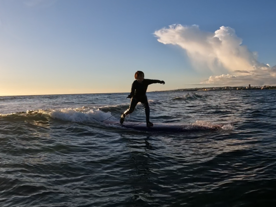 サーフィン体験 沖縄の海ではじめてのサーフィンを楽しむ 小さなお子様もご参加可能 写真無料プレゼント＜4歳～／1時間半／北谷＞