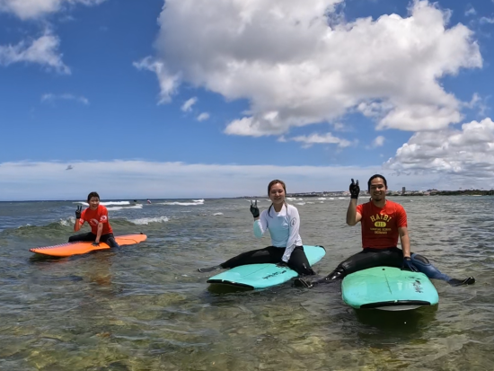 サーフィン体験 沖縄の海ではじめてのサーフィンを楽しむ 小さなお子様もご参加可能 写真無料プレゼント＜4歳～／1時間半／北谷＞