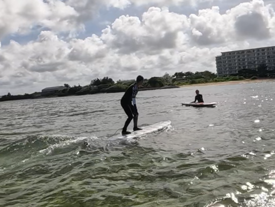 サーフィン体験 沖縄の海ではじめてのサーフィンを楽しむ 小さなお子様もご参加可能 写真無料プレゼント＜4歳～／1時間半／北谷＞