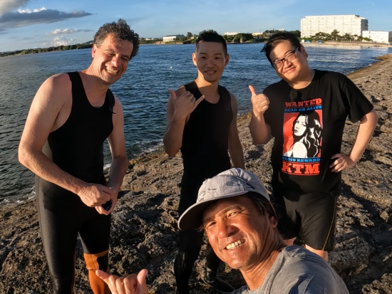 サーフィン体験 沖縄の海ではじめてのサーフィンを楽しむ 小さなお子様もご参加可能 写真無料プレゼント＜4歳～／1時間半／北谷＞