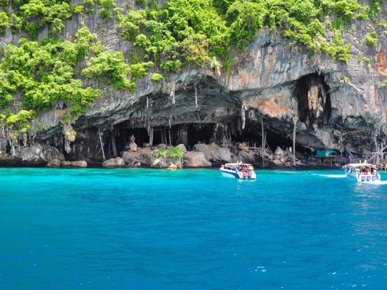 Thailand_Ko Phi Phi Leh_Viking Cave_shutterstock_500280592