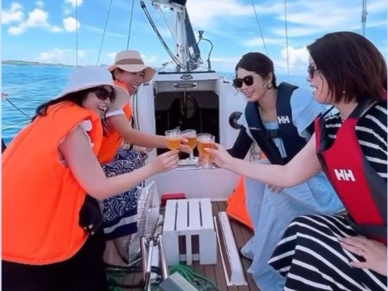ヨットセーリング・クルージング体験 少人数貸切！プライベートヨットで美しい海を独り占め 80歳まで参加OK◎＜約2時間／糸満発＞
