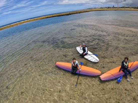 SUP体験 沖縄ブルーの美しい海を満喫 経験豊富なインストラクターが人気のコースをご案内 写真無料プレゼント＜2時間／北谷＞