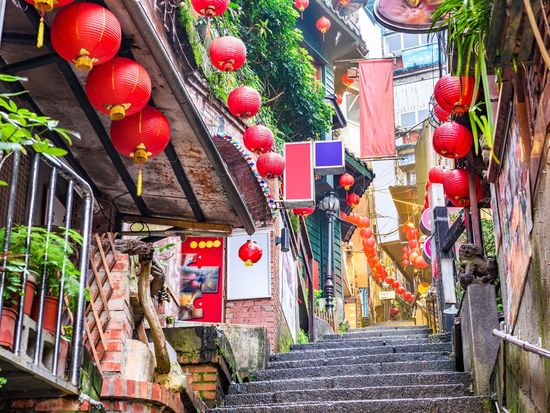 Taiwan_Jiufen_shutterstock_696614296