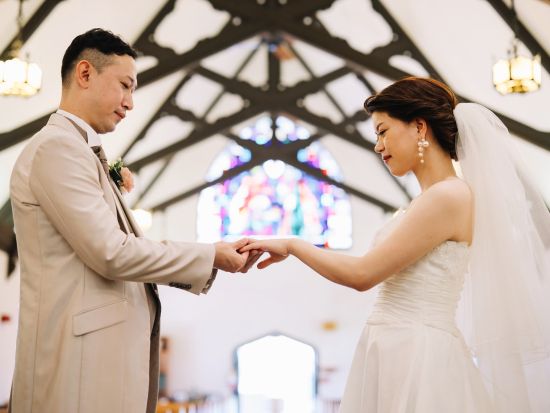 ハワイ　チャペルフォト　エピファニー教会　歴史あるステンドグラスが美しいレンガ造りの教会で撮影　ビーチフォト付きや挙式プランから選べる（撮影・衣装・メイク）