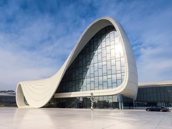 Baku_Heydar Aliyev Center_pixta_106774252_M