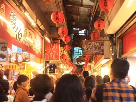 夕暮れの九份＆夜の十分天燈上げツアー 人気観光地のベストな時間帯を良いとこ取り♪ 「饒河街夜市」での解散も可能 by JTB台湾 ＜午後発／日本語ガイド＞ 