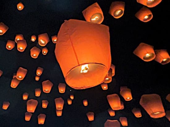 夕暮れの九份＆夜の十分天燈上げツアー 人気観光地のベストな時間帯を良いとこ取り♪ 「饒河街夜市」での解散も可能 by JTB台湾 ＜午後発／日本語ガイド＞ 