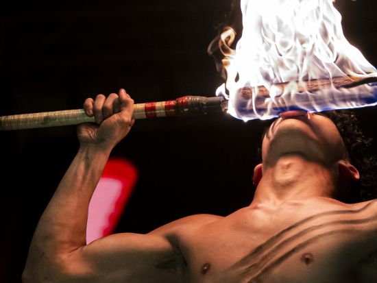 伝統ルアウ＆ハワイアンショー「カ・モアナ・ルアウ」本格フラと豪華ビュッフェ付き！盛りだくさんのカルチャー体験も！＜アロハタワーマーケットプレイス内／送迎可＞