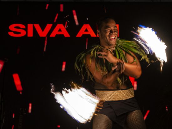 伝統ルアウ＆ハワイアンショー「カ・モアナ・ルアウ」本格フラと豪華ビュッフェ付き！盛りだくさんのカルチャー体験も！＜アロハタワーマーケットプレイス内／送迎可＞