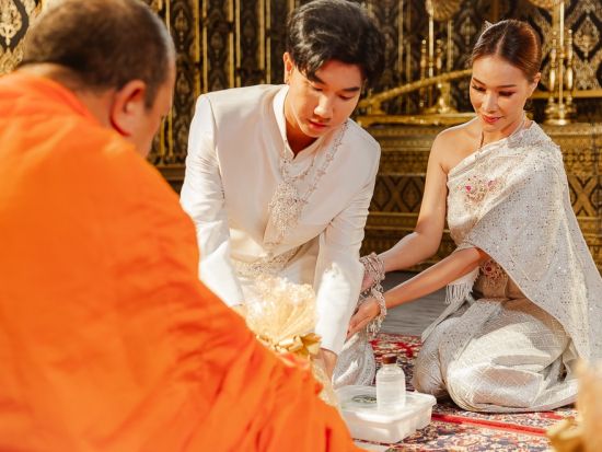 伝統衣装を着てフォトウェディング バンコク最古の寺院僧侶がスタジオへ出張し短縮版タイの結婚式を体験！＜日本語アシスタント／半日＞