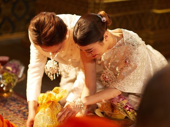 伝統衣装を着てフォトウェディング バンコク最古の寺院僧侶がスタジオへ出張し短縮版タイの結婚式を体験！＜日本語アシスタント／半日＞の写真5