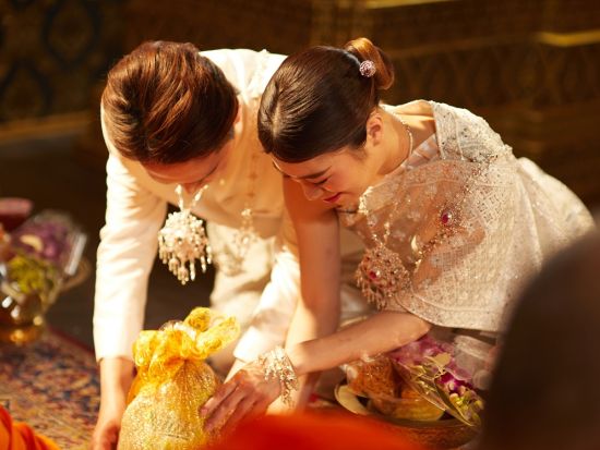 伝統衣装を着てフォトウェディング バンコク最古の寺院僧侶がスタジオへ出張し短縮版タイの結婚式を体験！＜日本語アシスタント／半日＞