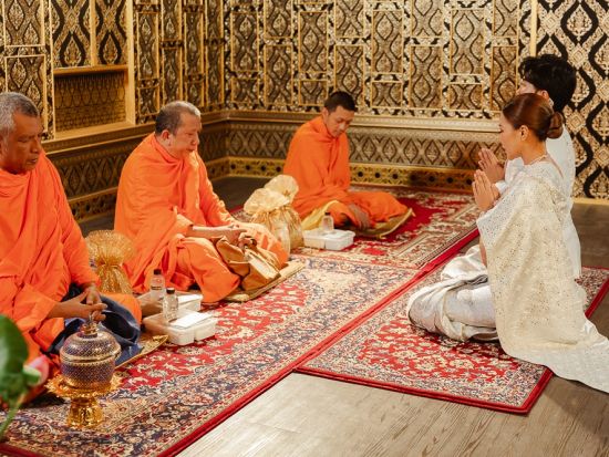伝統衣装を着てフォトウェディング バンコク最古の寺院僧侶がスタジオへ出張し短縮版タイの結婚式を体験！＜日本語アシスタント／半日＞