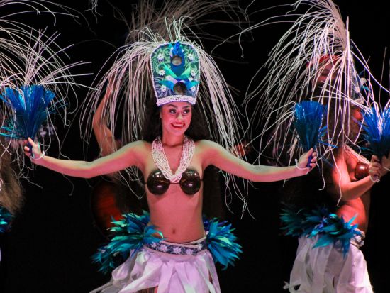 伝統ルアウ＆ハワイアンショー「カ・モアナ・ルアウ」本格フラと豪華ビュッフェ付き！盛りだくさんのカルチャー体験も！＜アロハタワーマーケットプレイス内／送迎可＞