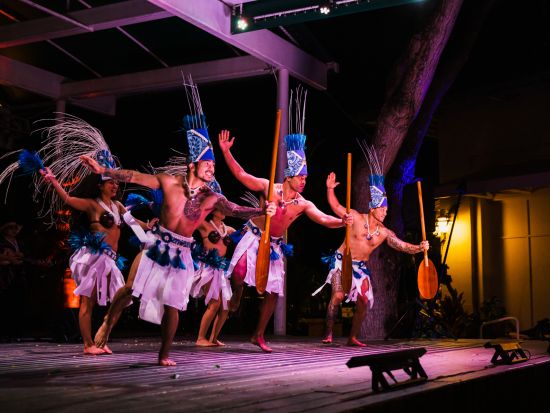 伝統ルアウ＆ハワイアンショー「カ・モアナ・ルアウ」本格フラと豪華ビュッフェ付き！盛りだくさんのカルチャー体験も！＜アロハタワーマーケットプレイス内／送迎可＞