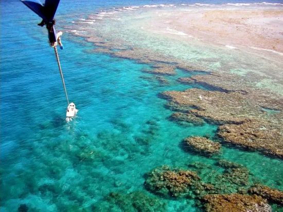 絶景パラセーリング 音楽を聴きながら沖縄の海上を空中散歩 小さなお子様もご参加可能 選べる3つの高さ＜4歳～／約1時間／本島中部 宜野湾市＞