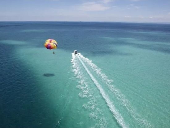 絶景パラセーリング 音楽を聴きながら沖縄の海上を空中散歩 小さなお子様もご参加可能 選べる3つの高さ＜4歳～／約1時間／本島中部 宜野湾市＞