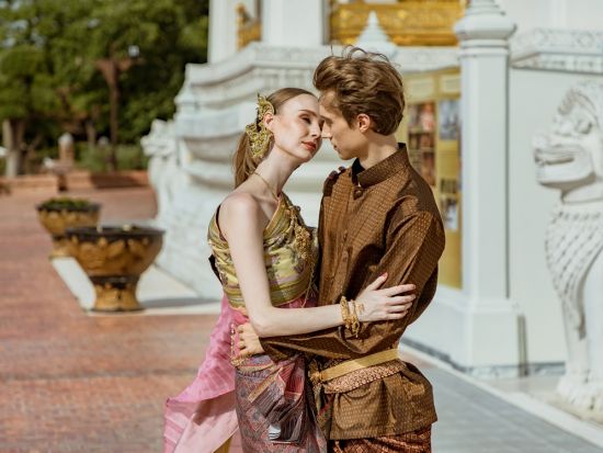 タイ伝統衣装を着てまるで映画のワンシーンのような撮影を体験！巨大な屋外博物館ムアンボーラーンにて＜日本語アシスタント＞