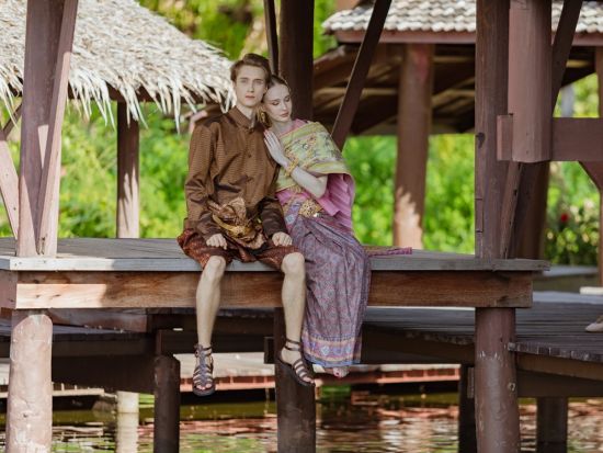 タイ伝統衣装を着てまるで映画のワンシーンのような撮影を体験！巨大な屋外博物館ムアンボーラーンにて＜日本語アシスタント＞