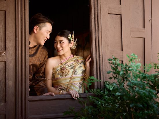 タイ伝統衣装を着てまるで映画のワンシーンのような撮影を体験！巨大な屋外博物館ムアンボーラーンにて＜日本語アシスタント＞