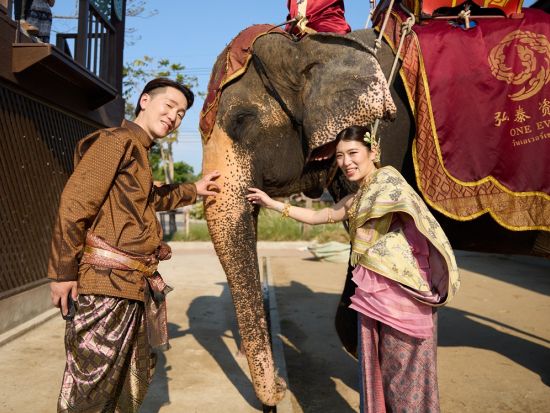 タイ伝統衣装を着てまるで映画のワンシーンのような撮影を体験！巨大な屋外博物館ムアンボーラーンにて＜日本語アシスタント＞