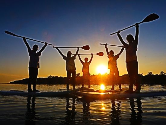 貸切サンセットSUP体験クルージング 1組限定！夕日が美しい離島で特別な思い出を作ろう＜沖縄本島南部 奥武島＞