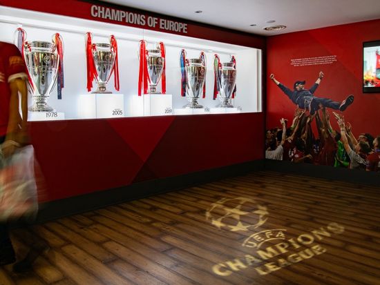 アンフィールドスタジアム見学ツアー リバプールFCの本拠地へ！往復列車チケット付き＜日本語オーディオガイド／ロンドン発＞